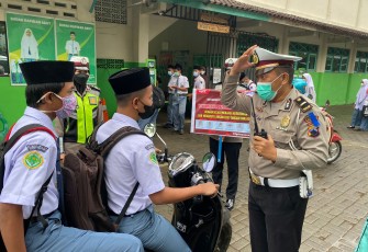 Jajaran Polres Pekalongan Kota menghimbau  siswa SMK Syafi'i Akrom Kecamatan untuk tertib berlalu lintas dengan memakai helm. Selasa 16/11/2021