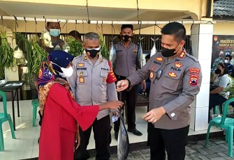Kapolresta pekalongan berikan bantuan sembako kepada ibu- ibu peserta vaksin di Mapolsek Pekalongan Utara ,Rabu 17/11/2021