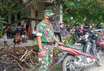 Babinsa Kelurahan Tumbang Tahai Sertu Dahniar anggota Koramil 1016-02/Bukit Batu mengikuti pemilihan ketua RT 002 yang dilaksanakan di halaman rumah bapak Jasmin warga Kelurahan Tumbang Tahai, Kecamatan Bukit Batu, Kota Palangka Raya