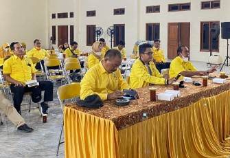 Rapat Pleno Harian Terbatas DPD Partai Golkar Kabupaten Karanganyar dan  Rakor se Jawa Tengah secara virtual zoom meeting, pada Selasa (28/12/2021) malam