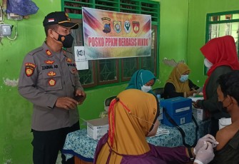 Kapolsek Pegandon laksanakan pengamanan vaksinasi, Rabu 17/11/2021