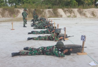  Ratusan anggota Kodim 1016/Palangka Raya melaksanakan Latihan Menembak Senjata Ringan