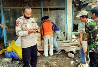 Kapolsek Pameungpeuk Kembali Berikan Bantuan 20 Sak Semen ke Masjid Jami Al-Muslimin