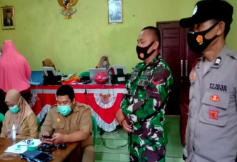 Panit 1 Binmas dan Anggota Bersama Babinsa Monitoring Kegiatan Vaknisasi 500 Dosis di Pemdes Sukahurip Pangatikan 