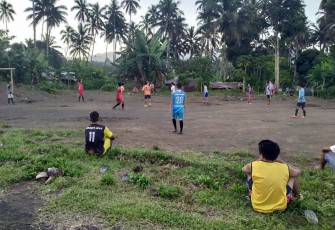 Keakraban Satgas TMMD bersama warga saat olahraga bersama