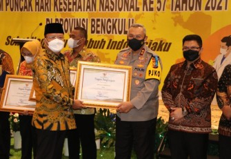 Kapolda Bengkulu Terima Penghargaan Gubernur