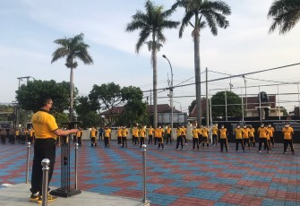 Kabag SDM Pimpin Langsung Personil Kerja Bakti Bersihkan Mako