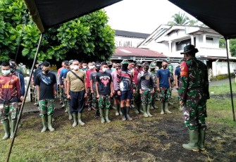 Dan SSK TMMD Lettu INF Jullen Tonny Kasiaheng saat pimpin apel pagi