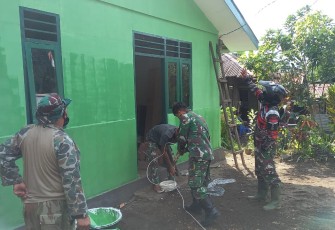 Dan SSK memakai helm saat tinjau lokasi sambil memberikan semangat kepada personil satgas