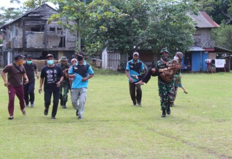 Prajurit KOREM  071 sedang menggendong Manula saat simulasi penanggulangan bencana di Kabupaten Cilacap, Kamis 4/11/2021