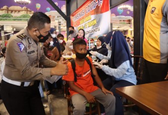 Polres Pekalongan Kota menggelar gebyar vaksinasi untuk anak yatim piatu anak usia 6 – 11 tahun, gelaran vaksinasi itu dilaksanakan di Gerai Vaksin Transmart Kecamatan Pekalongan Barat Kota Pekalongan