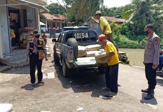 Kabid Humas Polda Jabar : Wujud Kepedulian, polisi Berikan Bansos Pembangunan Dua Masjid Yang Direnovasi Dimasa PPKM