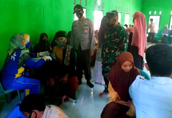 Sinergitas TNI-POLRI Di Singajaya Garut Pada Gerai Vaksin TNI-Polri
