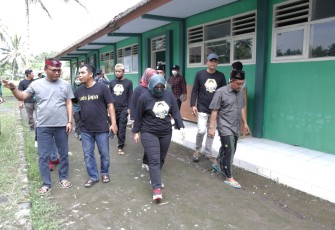 Sekretaris DPW PKB Anik Maslacah bersama rombongannya, Selasa (7/12/2021) disela sela menyerahkan bantuan untuk korban erupsi Lumajang.