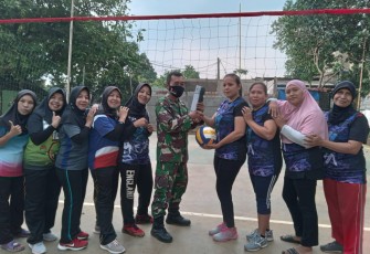 Satgas TMMD Serahkan Bantuan Bola dan Net Volli