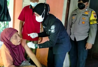 Petugas Dari Polres Klaten Memberikan Layanan Vaksin Covid-19 Door To Door