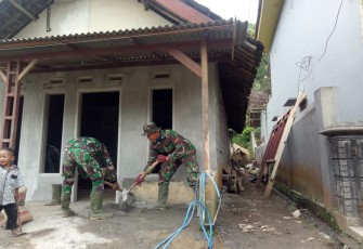 Anak Kecil Terus Mendekat saat Satgas TMMD Bekerja