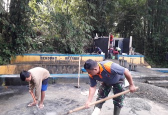 Marshal Bocah Kelas 5 SD Bantu Personil Satgas TMMD Ke-111 Kodim Bitung Aduk Campuran