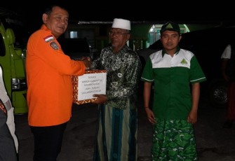 Simbolis penyerahan bantuan bagi korban erupsi Gunung Semeru oleh Prihanto selaku Dirut PUDAM Tirta Lawu sekaligus Komandan SAR Kabupaten Karanganyar kepada tokoh masyarakat setempat di posko penampungan bantuan di Desa Tamanayu, Kecamatan Pronojiwo, Kabupaten Lumajang, Jawa Timur
