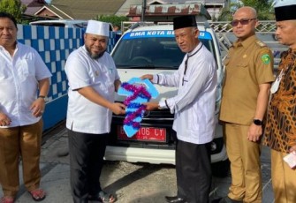 Walikota Bengkulu Helmi Hasan didampingi Sekretaris Daerah (Sekda) Arif Gunadi, Asisten II Saipul Apandi dan Kepala BPKAD Yudi Susanda menyerahkan bantuan pinjam pakai mobil operasional kepada BMA yang berlangsung di kediaman Walikota 