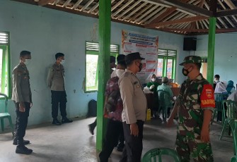 Kapolsek Patean beserta anggota monitoring pelaksanaan vaksinasi massal di Aula Balaidesa Sidokumpul Kecamatan Patean Kendal