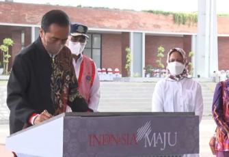 Presiden RI Joko Widodo menandatangani prasasti peresmian Bandara Ngloram Cepu kabupaten Blora Jawa Tengah.