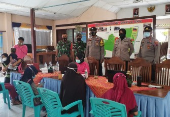 Kapolsek Cepiring IPTU Agung Setio Nugroho bersama anggotanya melaksanakan monitoring pelaksanaan vaksinasi Covid-19