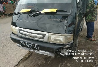 Ngebut, Pengendara Sepeda Motor Tabrak Mobil