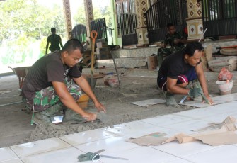 Satgas TMMD Pasang Keramik Bagian Luar Masjid Al Ikhlas