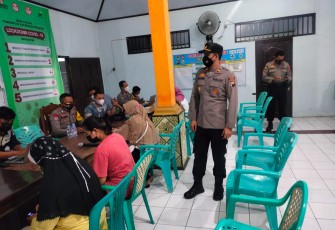 Kapolsek Cepiring kawal vaksinasi malam di Aula Balaidesa Cepiring , Kamis 4/11/2021
