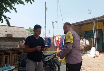  Polsek Kasokandel Bagikan Masker Gratis