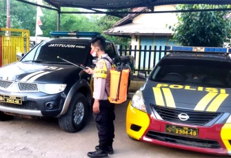 Polsek Jatitujuh Rutin Semprot Disinfektan di Lingkungan Mako