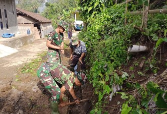 Satgas TMMD Berikan Contoh Hidup Bersih