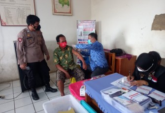 Tekan Penyebaran Covid-19 Polsek Kasokandel Terus Lakukan Pemantauan Gerai Vaksinasi 