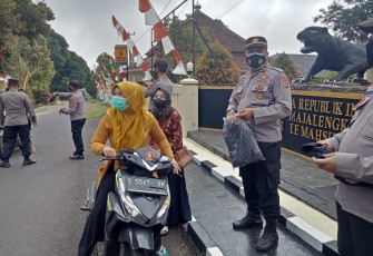 Polsek Lemahsugih Rutin Melaksanakan Ops Yustisi Bagikan Masker Guna Cegah Penyebaran Covid-19