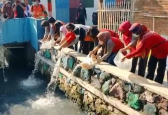 PKK Joglo Tebar Ikan di Sungai Bakalan