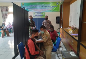 Polsek Sindangwangi Polres Majalengka Pantau Pelaksanaan Vaksin di Puskesmas Sindangwnagi