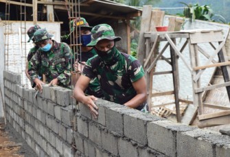Satgas TMMD Bergotong Royong Bersama Warga Pasang Batako