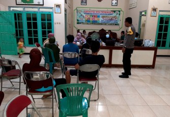 Anggota Polsek Patebon laksanakan monitoring vaksinasi malam di Balaidesa Purwokerto Kecamatan Patebon