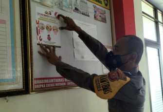 Kapolsek Sukahaji-Polres Majalengka, Melaui Bhabinkamtibmas Pasang Pamflet Imbauan Prokes dan PPKM Mikro
