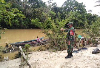 Babinsa Koramil Manuhing Bersama Polsek Pantau Debit Air Sungai Manuhing