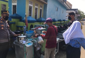 Kapolsek Kertajati Beserta Anggota Patroli Sekaligus Sambangi Sentra Perekonomian Pendisiplinan Prokes