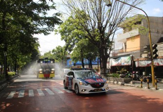 Petugas gabungan di Klaten  melaksanakan penyemprotan dan penerangan keliling terkait wabah Covid-19