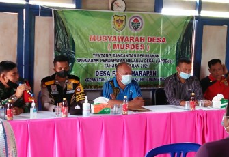Babinsa Koramil 1016-04/Manuhing Serma Marhadi hadiri undangan Musyawarah Desa (Musdes) tentang Rancangan Perubahan APBDes tahun 2021 bertempat di Aula Kantor Desa Fajar Harapan, Kecamatan Manuhing, Kabupaten Gunung Mas