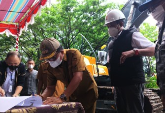 Walikota Bitung Maurits Mantiri saat menerima bantuan satu unit alat berat excavator dari kementerian PUPR