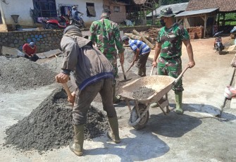 Gerobak Dorong Siap Antar Campuran Untuk Pak Tukang