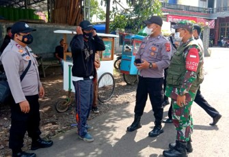 Kapolsek Cingambul-Polres Majalengka, Berupaya Beragam Kegiatan Guna Putus Penyebaran Covid -19 Yang Dilakukan Polisi Bersinergi Dengan TNI Gelar Ops Yustisi Di Jalan Ds.Muktisari