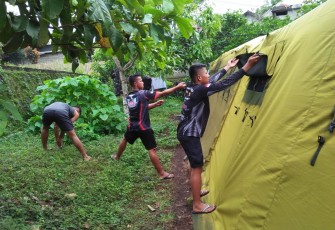 Personil satgas TMMD kodim Bitung saat bersihkan area barak