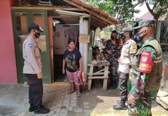 Bhabinkamtibmas Polsek Panyingkiran Bersama Babinsa Beri Himbauan Agar Warga Untuk Patuhi Prokes