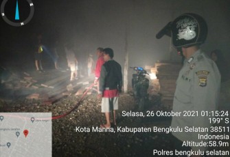 Diduga Akibat Puntung Rokok, Depot Kayu Terbakar